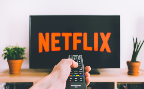 差一步就能收購Netflix！是什麼《不當決策》，讓百視達不再風光，成為「時代的眼淚」？