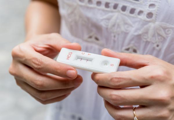 快篩陽性等同確診上路！快篩陽性後必知5件事順利就醫，一張圖看懂視訊與診所領藥流程