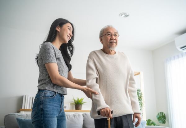 陳乃菁專欄｜你是「過度幫忙」的兒女嗎？覺得長輩生活方式不健康，該勸嗎？