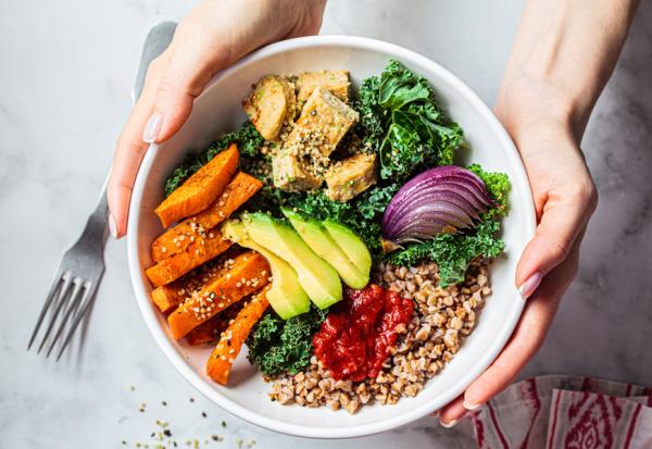 晚餐吃什麼，吃得飽又不會胖？營養師吳俞欣：攝取2種顏色的蔬菜、半碗全穀雜糧取代米飯