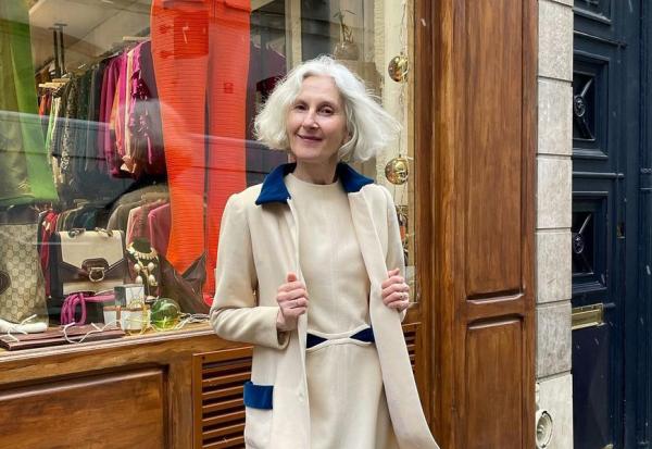 30歲留白髮、54歲成為時尚模特兒！Sylviane：天天騎單車、找尋生活美好片刻，內心的喜悅會反映在外表