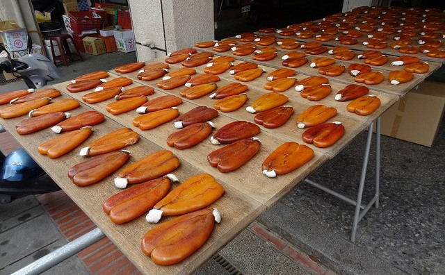 挑選、品嚐鹿港烏魚子