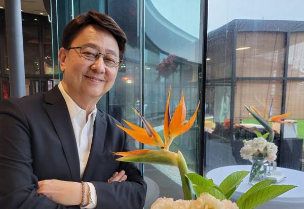 少年得志卻造成他人壓力，熟齡更懂傾聽對話的藝術！李四端走下主播台的寬廣人生