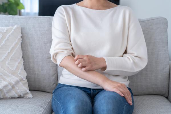 「皮蛇」帶狀皰疹很可怕嗎？1/3人一生會得至少一次，嚴重有可能失明！高危險族群、預防方式一次看懂