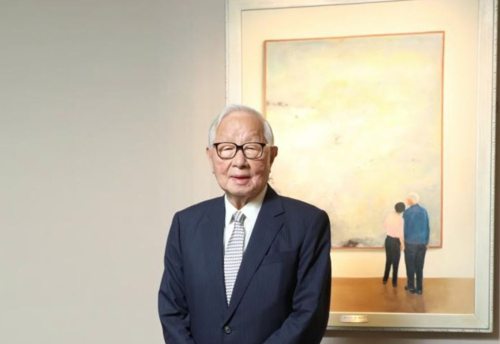 張忠謀與張淑芬畫作〈執子之手2〉合影。畫中是夫妻倆在法國巴黎牽手依偎，一同欣賞趙無極畫作。（張智傑攝）