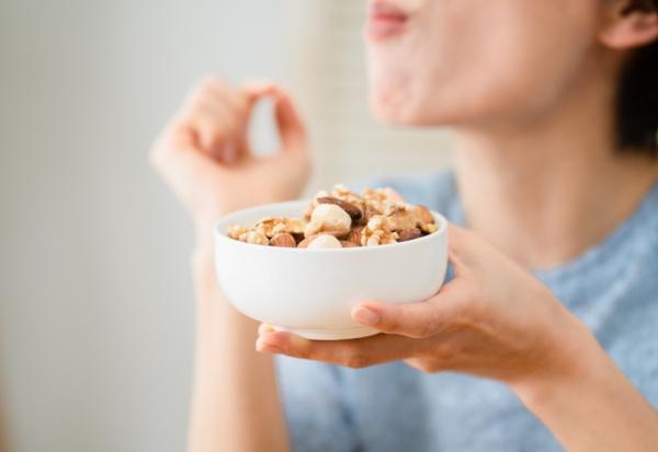 多吃堅果可使疲勞退散！洛桑加參醫師：8種抗焦慮、穩定情緒的好食材