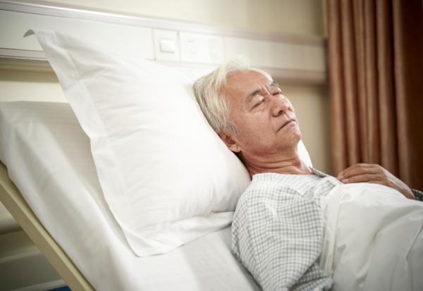 曾主張65歲後不用健檢！前外科醫罹癌後悔：病人不是人當的，定期健檢防小症狀變大病