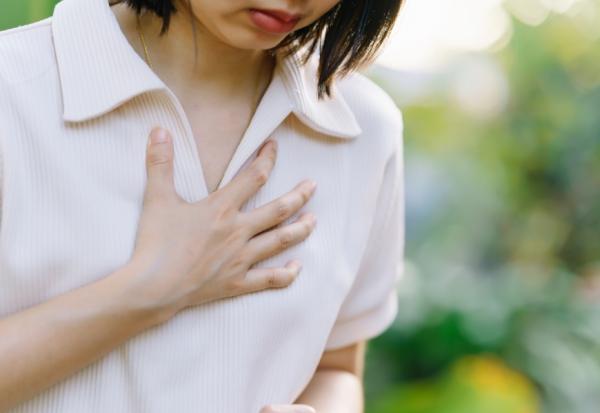 怕另一半生氣不敢亂說話，她常胸悶刮出滿滿紅痧！在家怎麼刮痧舒緩情緒、呼吸順暢？