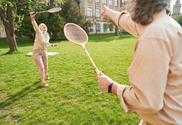 哪些運動最能預防大腦退化？師大體育系教授：這樣打羽球、網球、桌球，最能刺激腦力 