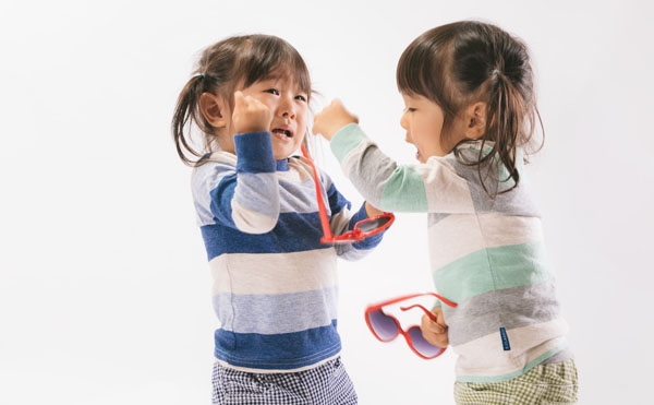 孩子吵架時別急著判定對錯，「同理情緒」才能增進彼此關係