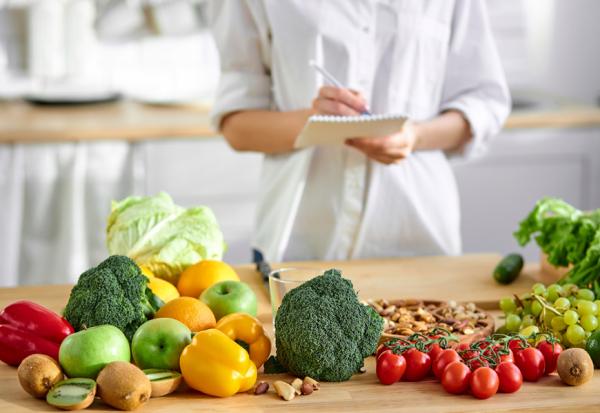 減少落髮、幫助瘦身、讓血管變年輕！日本名醫300人選出的10大健康食材，哪些食物有意想不到的營養？