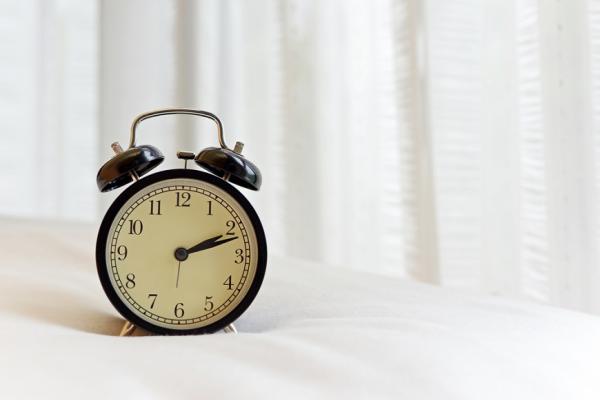 總在半夜同一時間醒來？不靠安眠藥，3練習讓你睡得好