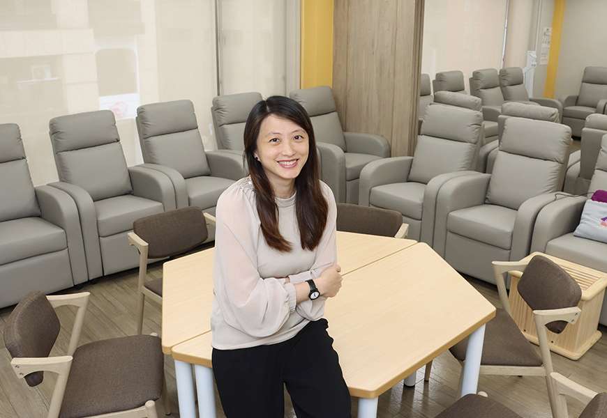 唱卡拉OK是認知訓練、音樂冥想管理血壓！暖時光日間生活館如何讓長輩到日照中心過生活？