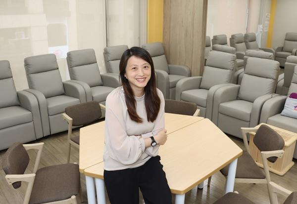 唱卡拉OK是認知訓練、音樂冥想管理血壓！暖時光日間生活館如何讓長輩到日照中心過生活？