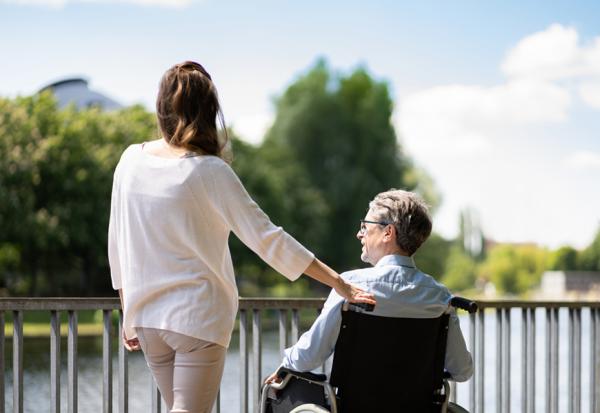 50歲癌末無法由口進食，仍堅持每餐都陪太太的浪漫！人不知道能活多久，更該將每一天活好