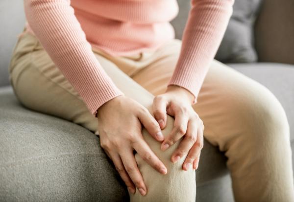 睡醒站起來，就可能磨損膝蓋軟骨！如何保養防日後走路膝蓋痛？坐著就能做的「擺盪小腿體操」