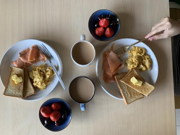 黃威融專欄｜50後找伴，不一定要同居！住隔壁不住一起，既親密又獨立