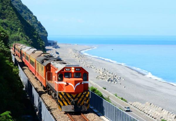 搭火車看海秘境，蒐集美景還能減壓！台灣6個臨海車站，一人鐵道小旅行