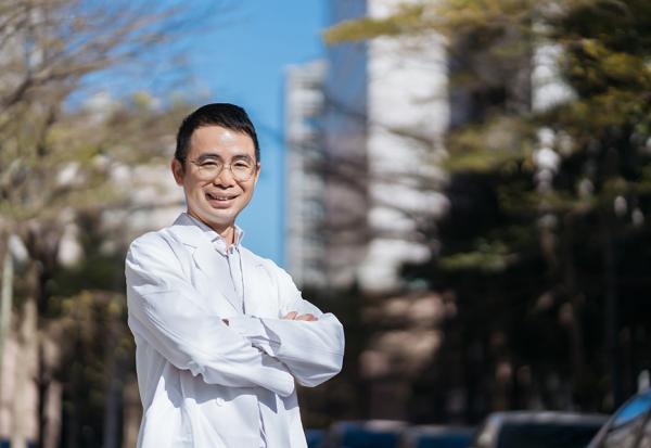 PODCAST | 50+Talk ep15. 骨質疏鬆專科醫師唐雲華：除了補鈣，女性如何存骨本？