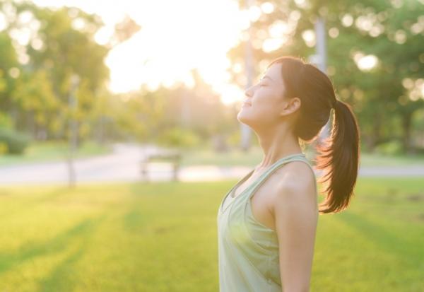 等紅綠燈時這樣呼吸，腰圍會少3公分！胸腔科醫：橫膈膜呼吸法，鍛鍊人體塑身衣