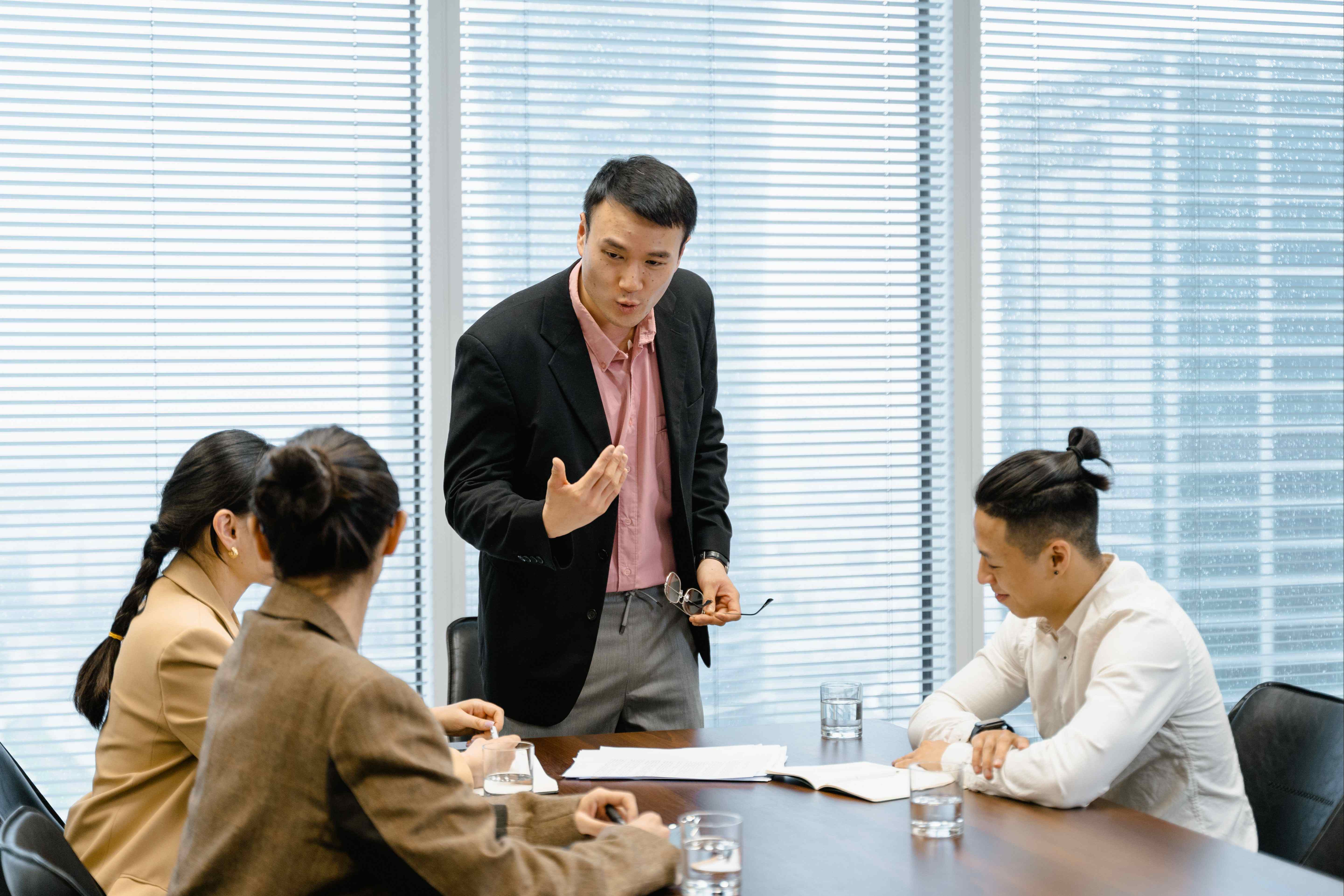99%的主管都搞錯了:管理跟領導根本是兩件事