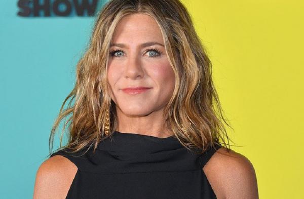 51歲看起來像31！珍妮佛安妮斯頓的保養7秘訣，早晨用冰水往臉上潑25次