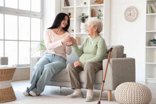 長輩無精打采、記憶力變差，突然快速退化了嗎？水喝不夠竟是元凶，避免老年人脫水的照顧技巧