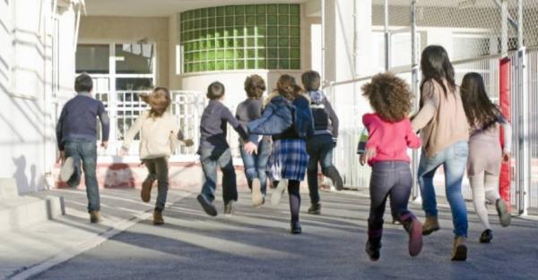 孩子正處於「父母放兩旁，同學擺中間」的階段？與其批評孩子的朋友，更重要的是教他學習如何交朋友且不被帶壞