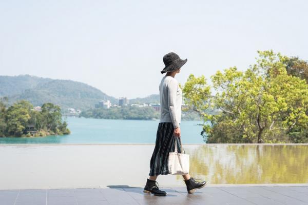 想看起來年輕？醫師：讓「視覺減齡」的走、站與提包包法