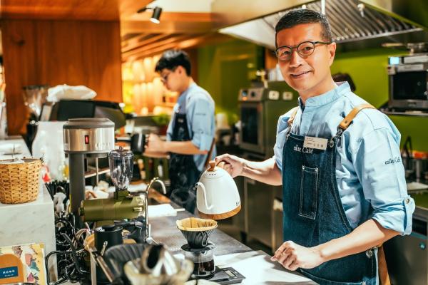 照顧母親，54歲考取咖啡師！吳若權：「一心多用」，會很療癒