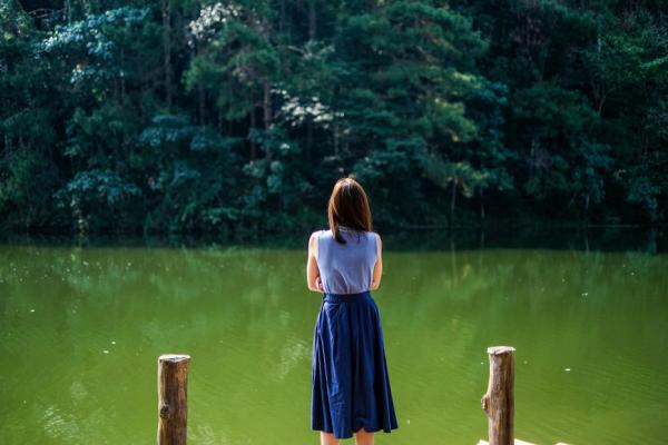 2020年代表色經典藍，如何穿出優雅感？50+讀者的藍色穿搭故事