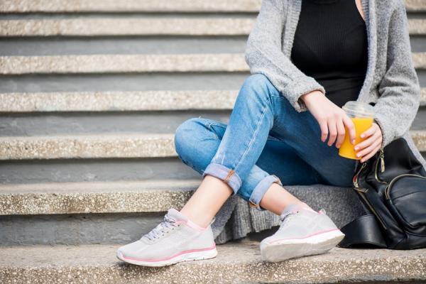 百搭但不是人人會搭！掌握腰、臀、腿重點，50後穿出牛仔褲時尚感