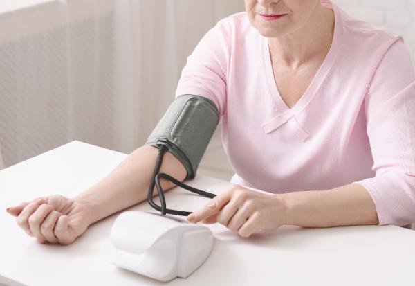 60歲以上血壓多少才正常？血壓藥要吃一輩子嗎？醫師：做好6件事降血壓，有機會停藥