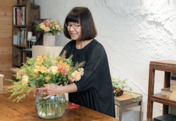 為陪伴憂鬱症女兒提早退休，到飯店打工意外成為花藝師！曹齊敏：這輩子當不了貴婦，但每天生活都很快樂