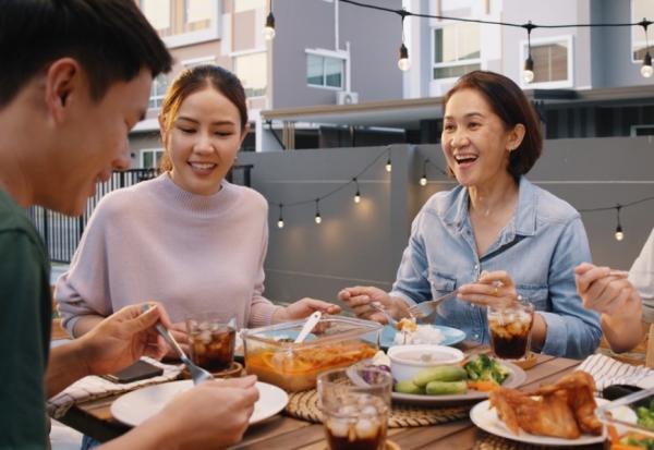 怎麼跟不熟的人聊天，快速了解對方？10個有趣的聚會話題，跟任何人都有話聊