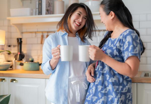 不愛講話，老後口腔退化會變快！成大咀嚼吞嚥中心主任：口腔衰弱嚴重將導致臥床，多聊天唱歌、多笑都有幫助