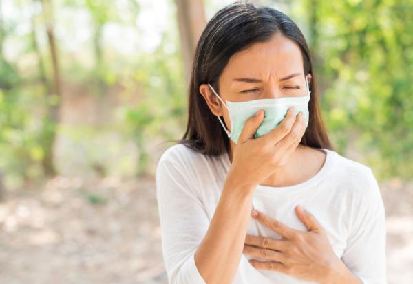 Omicron症狀，和感冒、流感有什麼不一樣？這3個症狀要小心，分辨持續咳嗽