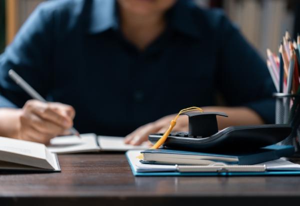 50歲後的新趨勢是重新當學生！退休後再進修，辛苦念書拿學位有什麼好處？  