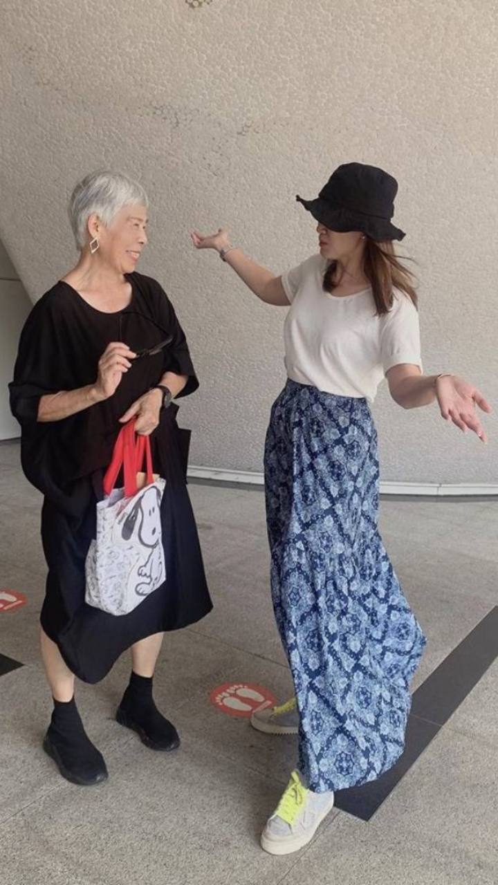 和女兒玩穿搭，無限甜蜜。望著女兒說話的側臉，一不留神，恍惚間會以為是另一個自己。
