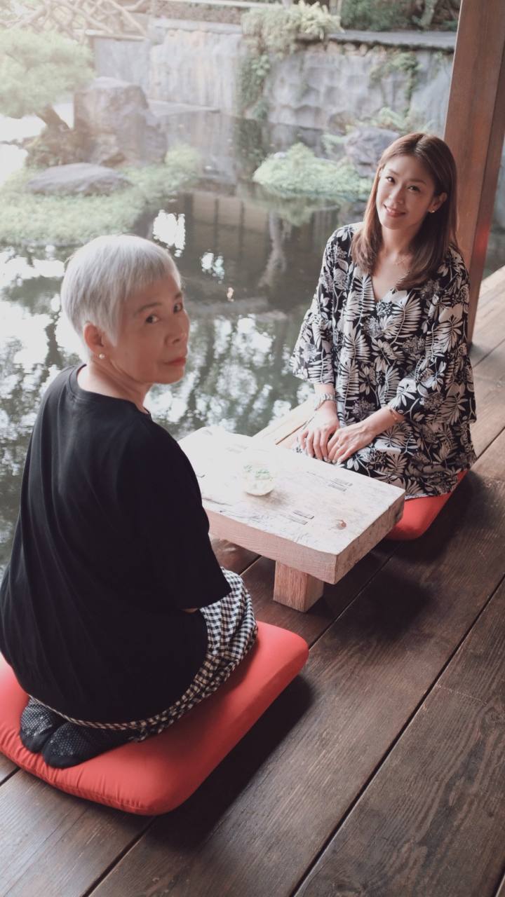 素雲說自己「葷素皆宜」，開得起玩笑，從不對人說教，因此和子女相處總是很開心。