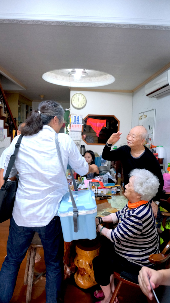 「醫師，你來啦！」綁馬尾的陳英詔和案家互動如朋友。