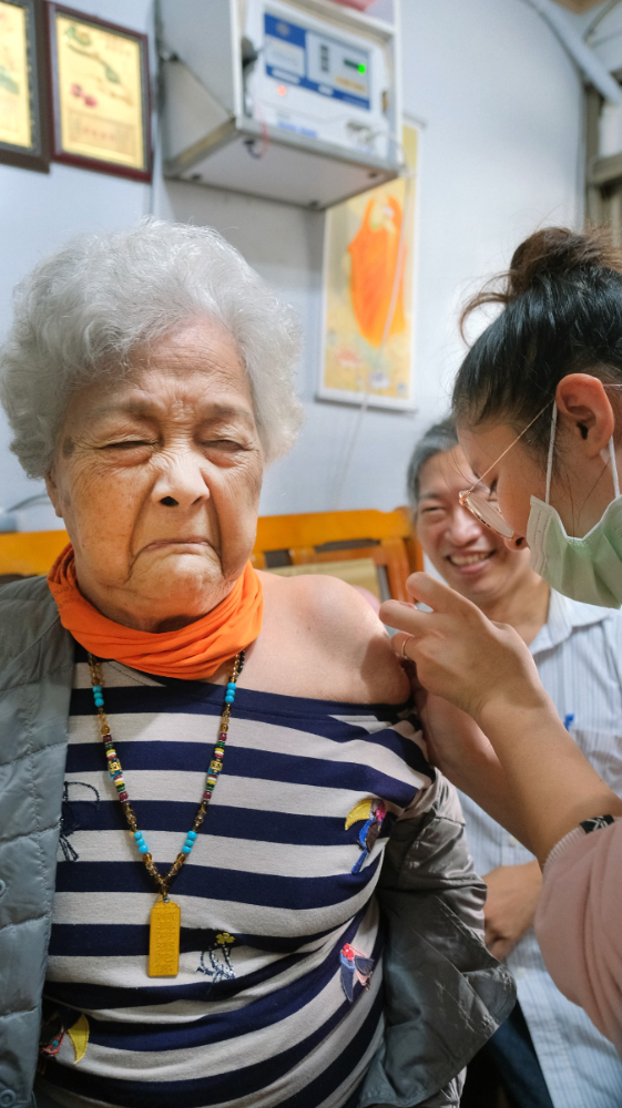 阿嬷鼓起勇氣面對打針！幾十年人生風雨都見識過了，流感疫苗不算什麼的。