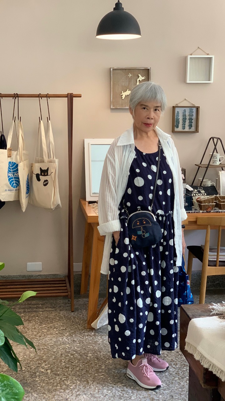 誰說小個子不能穿長版？素雲穿長洋裝配小包包，可愛極了！或許，不守「規矩」，是她減齡的秘密。