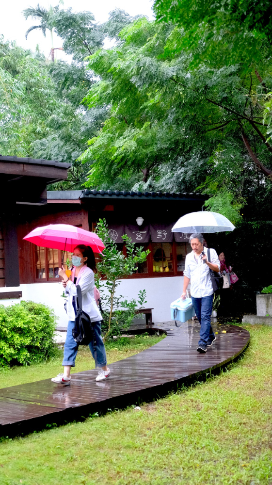 為了尋找實踐台灣在宅醫療的可能，縱有風雨，他們依然再、出、發。