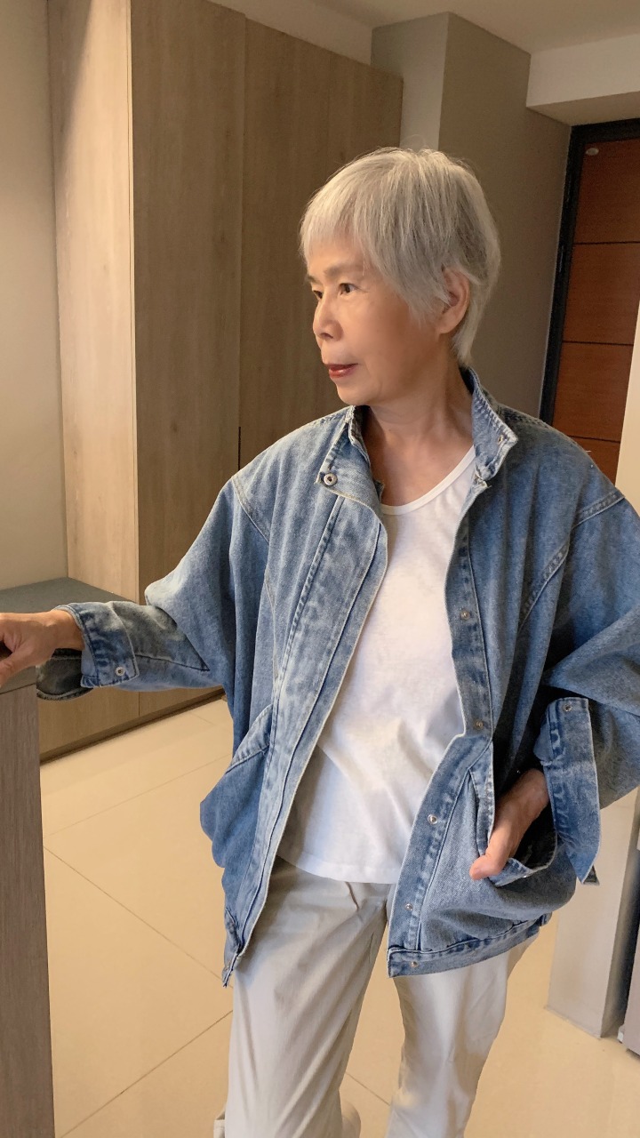 牛仔白T，隨興好看。不要被舊習慣所限，只要敢試，精神就是年輕的！