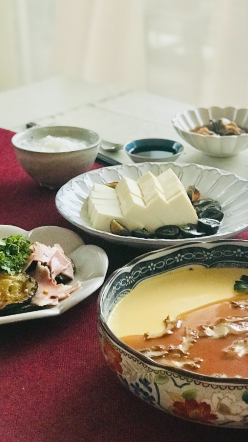 桌布、餐墊有助定調餐桌氛圍。營造中式早餐的年節氣氛，紅色桌旗功不可沒。
