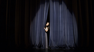 別盯著那些表情最明顯的聽眾