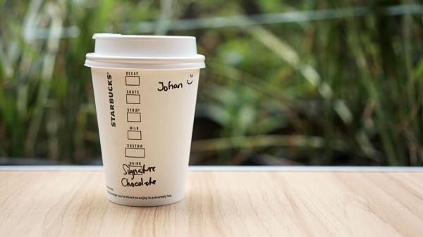 只做不學讓人卡關？星巴克把品項寫在杯身，打破「做而學」的迷思