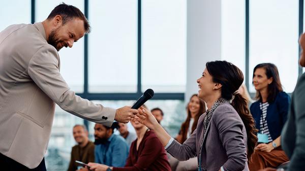 位階愈高愈該先示弱？哈佛教授教你如何下放話語權，讓別人敢說話