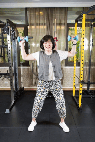 運動但成效有限？防護員推薦：4種在家「對症運動」，改善駝背、膝蓋痛、腿無力_img_2